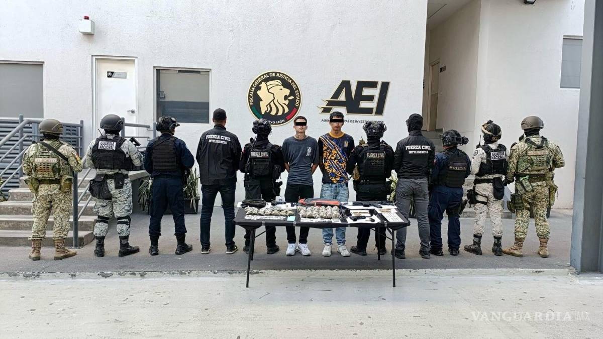 Detienen a 7 personas; 3 de ellos, adolescentes, en posesión de armas y drogas, en Nuevo León