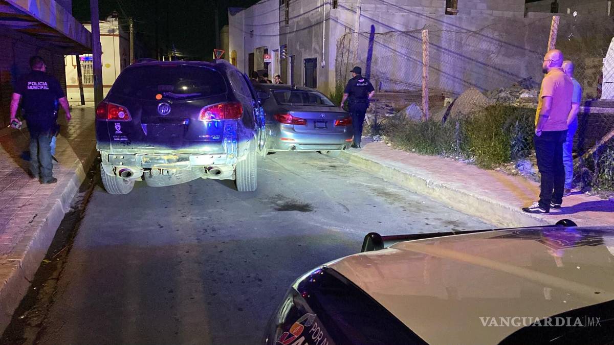 $!Tras el fuerte impacto, el vehículo de alta gama fue proyectado contra la banqueta, mientras que la camioneta responsable quedó atravesada sobre la vialidad, bloqueando por completo la circulación.
