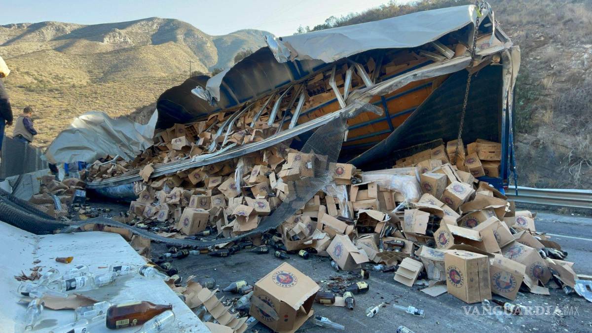 $!Tras el accidente, se movilizó al lugar el personal paramédico de Caminos y Puentes Federales, quienes acudieron al reporte y atendieron a Orlando.