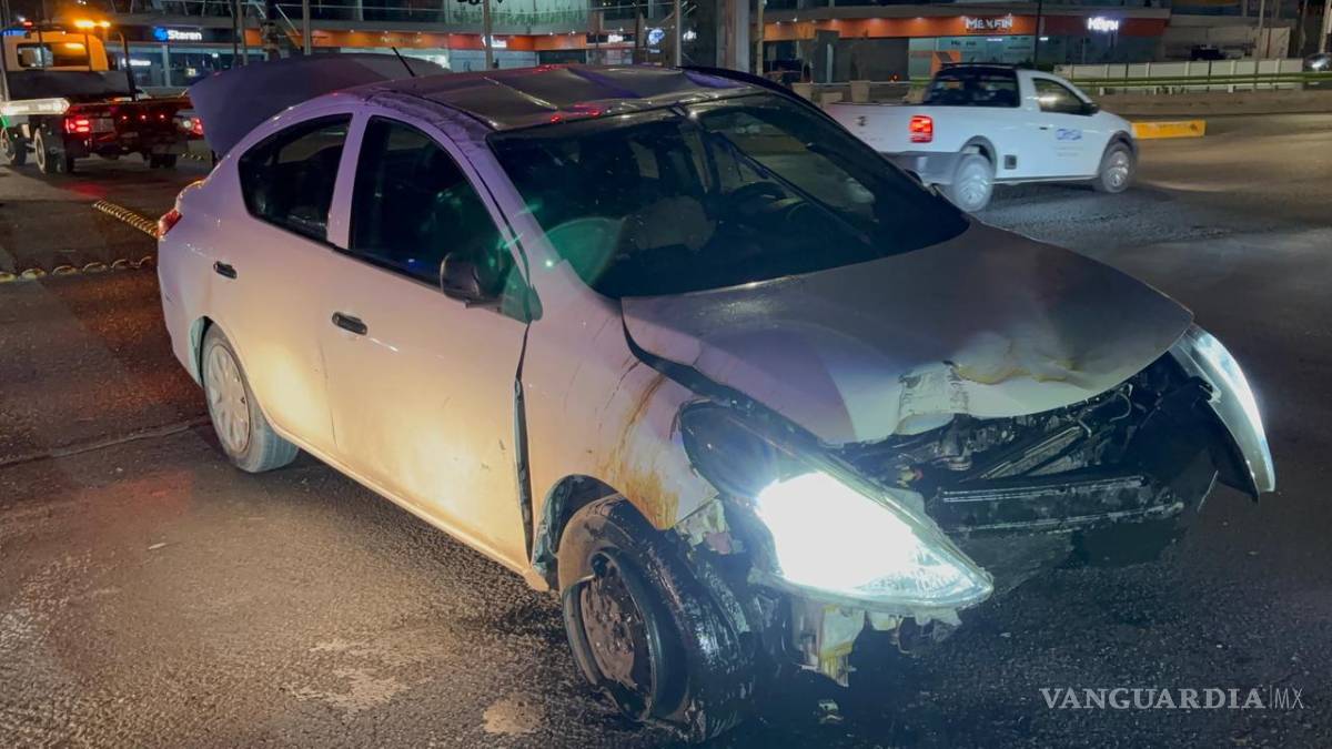 $!Tras el impacto entre ambas unidades, uno de los vehículos salió proyectado hacia el camellón central, cuya estructura funcionó como rampa y provocó que terminara sobre uno de sus costados.