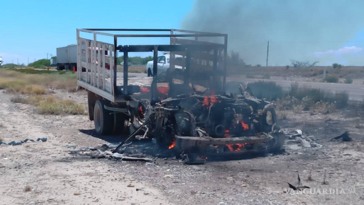 $!El conductor logró bajar de la unidad antes de que el fuego consumiera la cabina del camión.