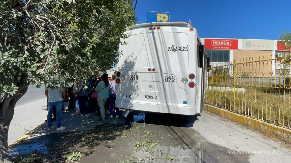 $!A pesar de lo aparatoso del accidente, los usuarios solo presentaron golpes leves y crisis nerviosa, sin que se reportaran lesiones de gravedad.