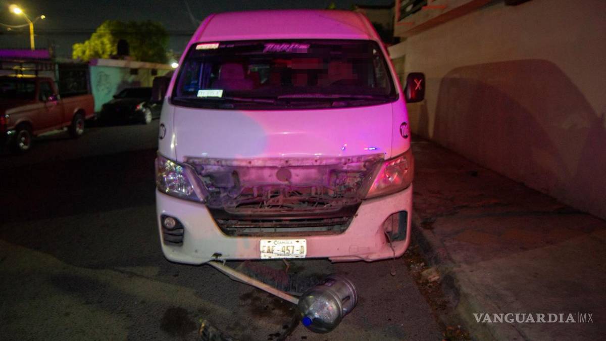 $!La camioneta Jeep Cherokee terminó proyectada contra una van después de que presuntamente una conductora ignorara el señalamiento de alto en el cruce de Patricio Queen y Eucalipto.