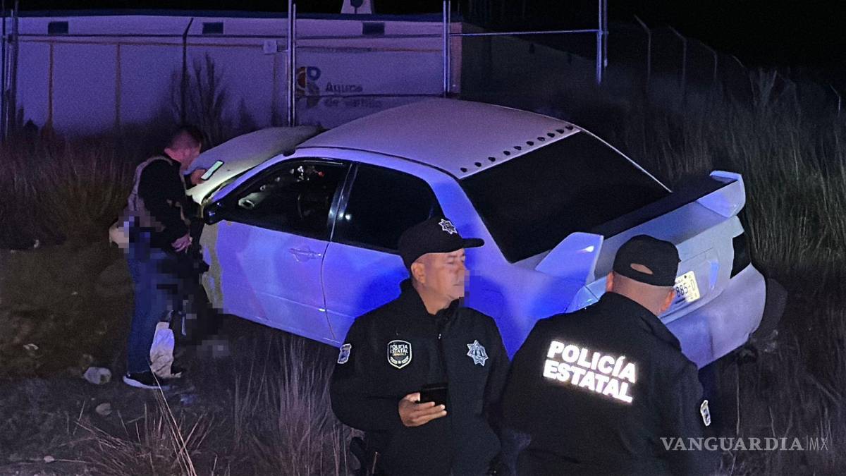$!El vehículo Mitsubishi Lancer terminó dentro de un terreno baldío tras la persecución en Mirasierra.