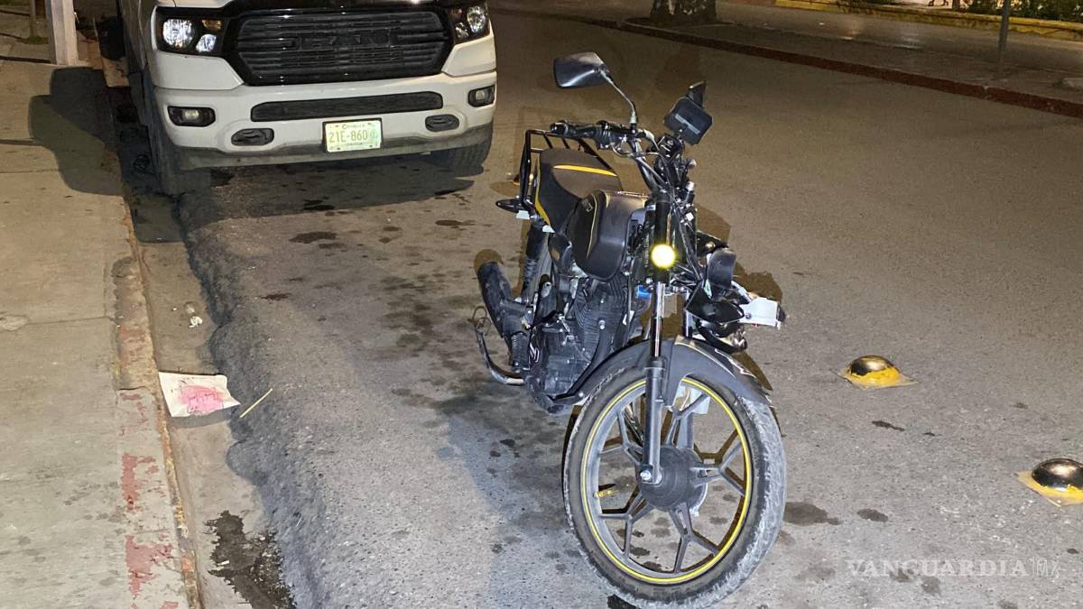 $!El conductor de la motocicleta presuntamente intentó cruzar la intersección sin respetar la señal de alto, lo que derivó en la colisión contra el costado izquierdo de un automóvil que circulaba por la calle Carlos Salazar.