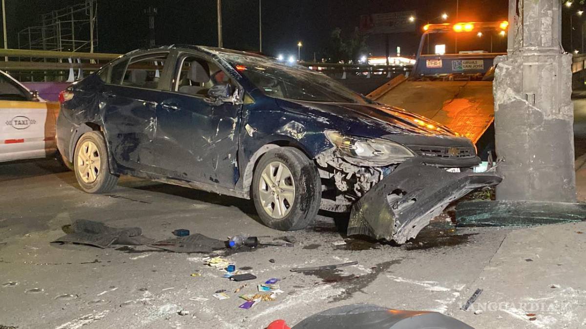 $!Una grúa retiró la unidad accidentada, la cual fue trasladada a un corralón por disposición del Ministerio Público de Asuntos Viales para el seguimiento de las investigaciones.