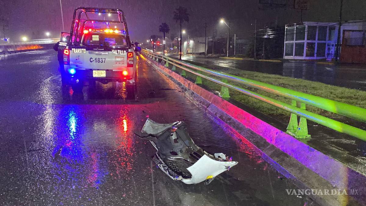 $!Restos de la defensa del taxi quedaron sobre el pavimento mojado, frente a la unidad de Tránsito Municipal que abanderó el percance en el bulevar Fundadores.