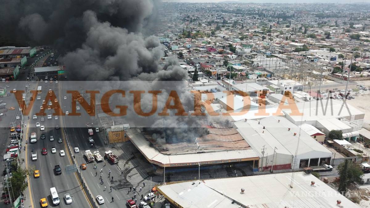 $!Fuerte incendio en bodega a la altura de la Central de Abastos alarma a Saltillo