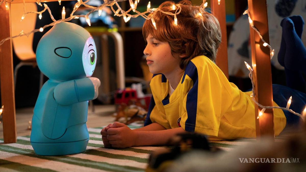 $!Un niño jufando con el robot Moxie en el suelo. EFE/Embodied