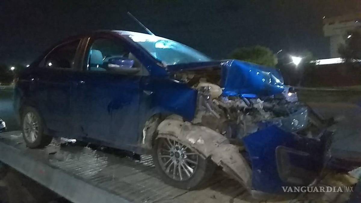 Dos choques en un puente, uno termina volcado en Saltillo