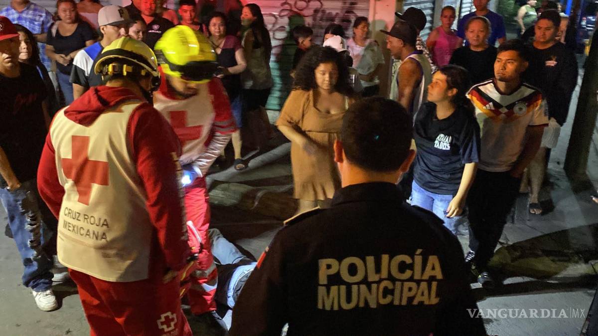 $!Paramédicos de la Cruz Roja brindaron atención prehospitalaria al motociclista lesionado, quien permanecía tendido sobre el pavimento tras ser impactado por un automóvil que posteriormente se dio a la fuga en el cruce del bulevar Vicente Guerrero y la calle 36.