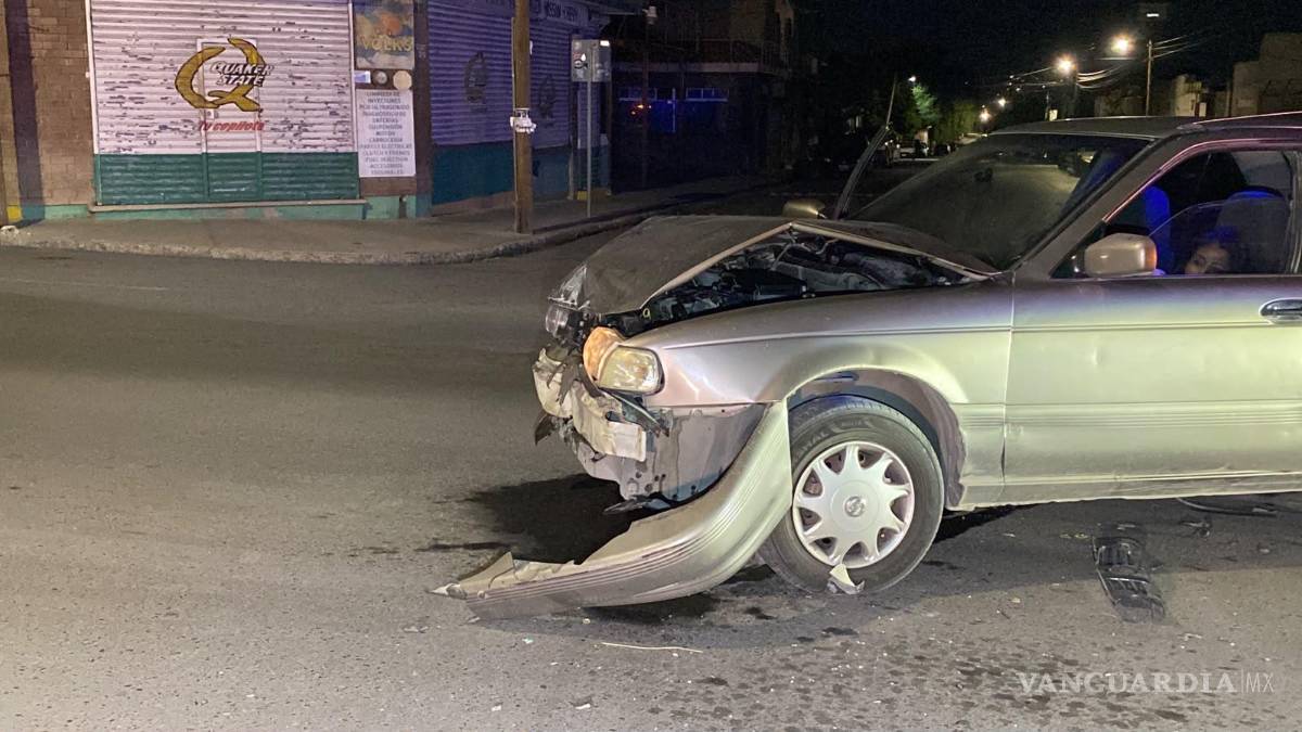 $!El choque ocurrió en el cruce de las calles Matamoros y Melchor Múzquiz, donde acudieron autoridades de Tránsito Municipal.