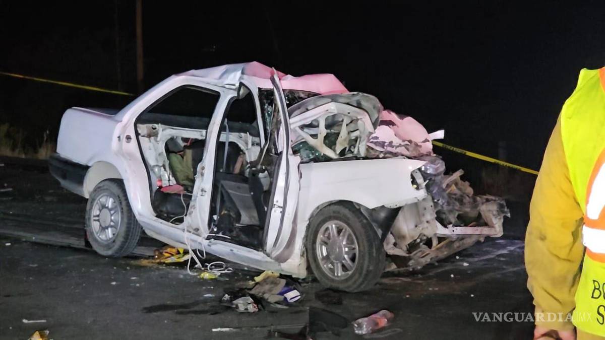$!El Nissan Tsuru quedó completamente destrozado tras el choque frontal contra el tractocamión.