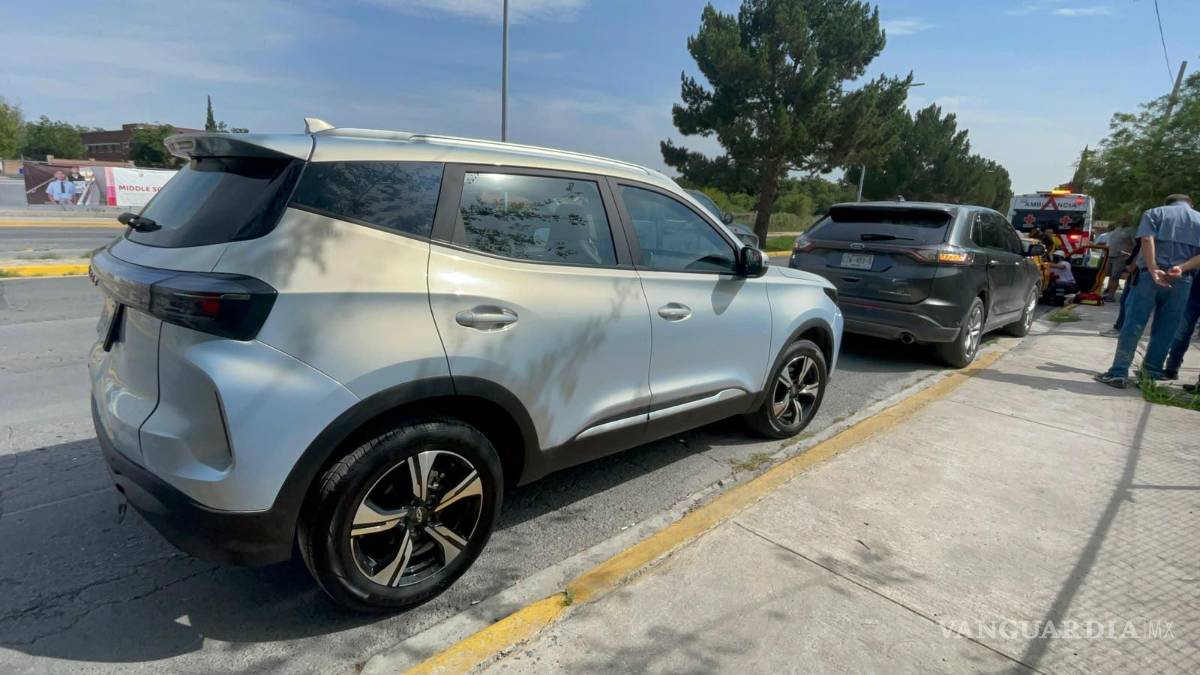 $!Los conductores esperaron a sus aseguradoras para buscar un acuerdo por los daños materiales.