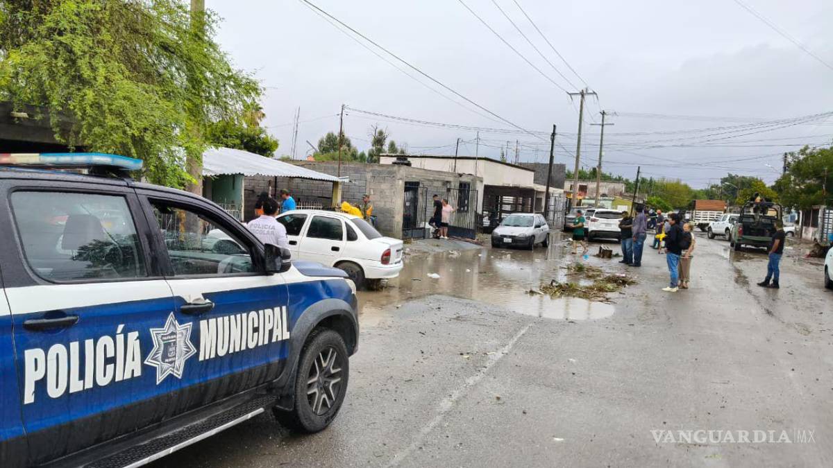 $!Corporaciones de los tres órdenes de gobierno desplegaron un operativo especial en Frontera para atender las afectaciones provocadas por las intensas lluvias registradas durante la madrugada y mañana de ayer lunes.