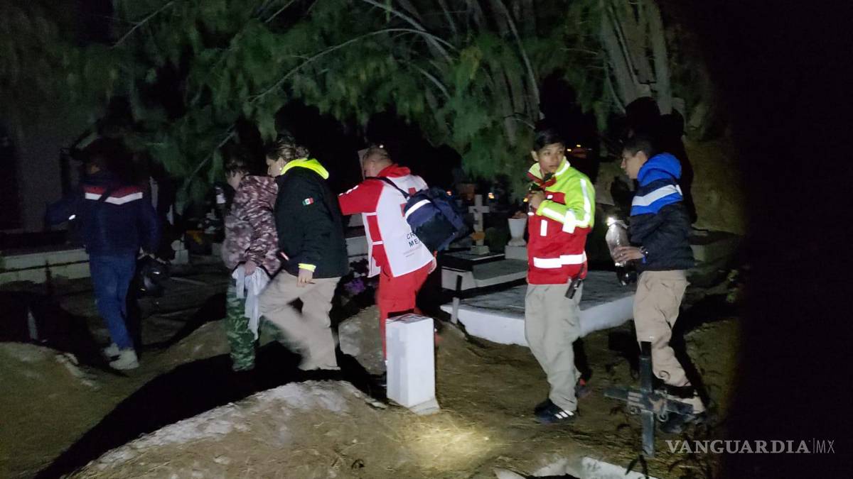 $!Personal de la Cruz Roja y Bomberos acudió para lidiar con la situación y trasladar a la mujer a su domicilio.