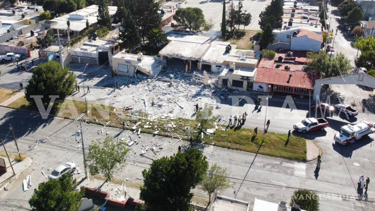 $!La explosión dejó material tirado en los alrededores y un vehículo con daños.