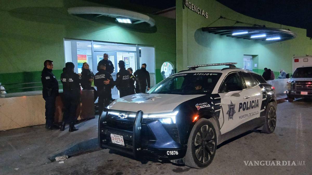 Regalan café y pan policías municipales en el exterior de la Clínica 1 del IMSS de Saltillo