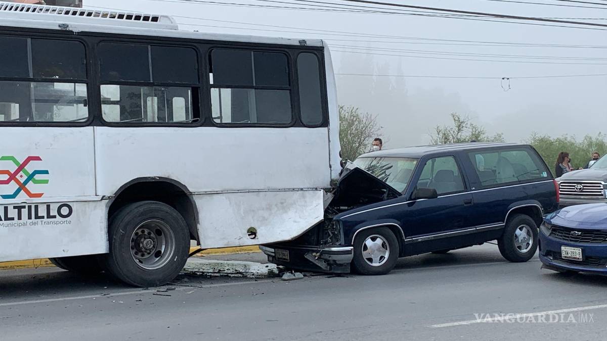 No lo ve y termina incrustado en camión de pasajeros