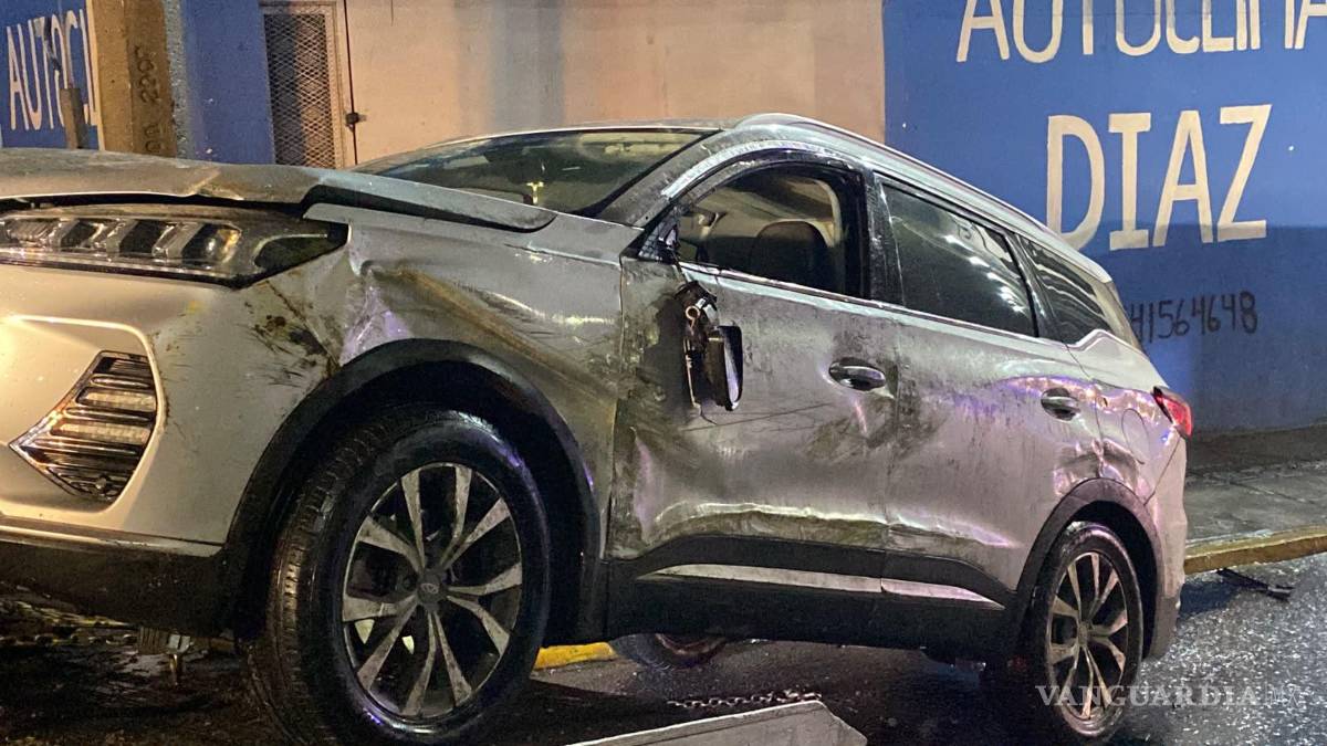 $!La camioneta presentó severos daños en el costado izquierdo tras volcar en el fraccionamiento Urdiñola.