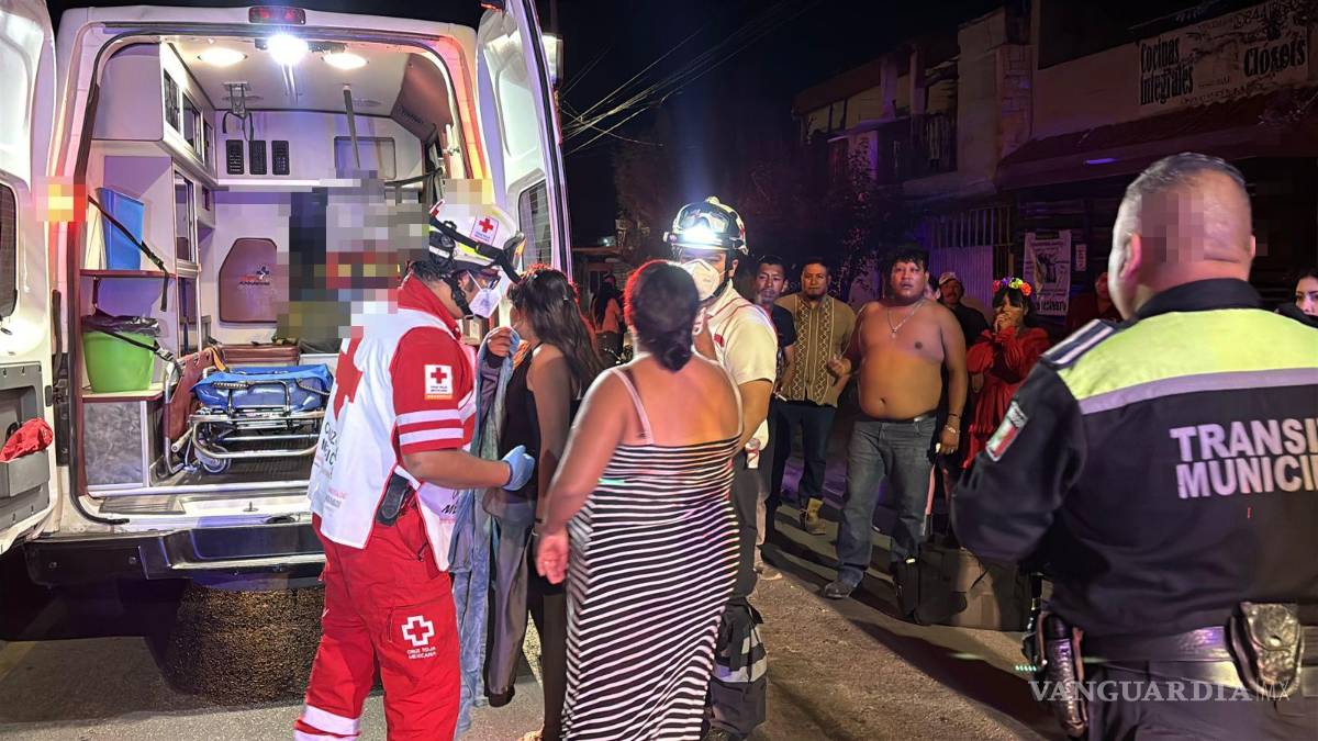 $!Vecinos del sector auxiliaron a los hermanos lesionados mientras llegaban los cuerpos de emergencia.