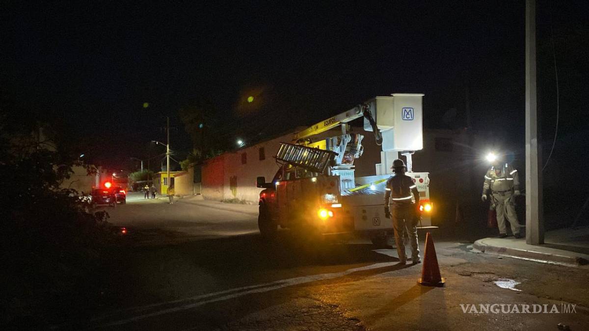 $!Elementos de Tránsito Municipal realizaron labores de abanderamiento mientras una grúa retiraba el vehículo siniestrado tras el fuerte impacto contra infraestructura de la CFE.