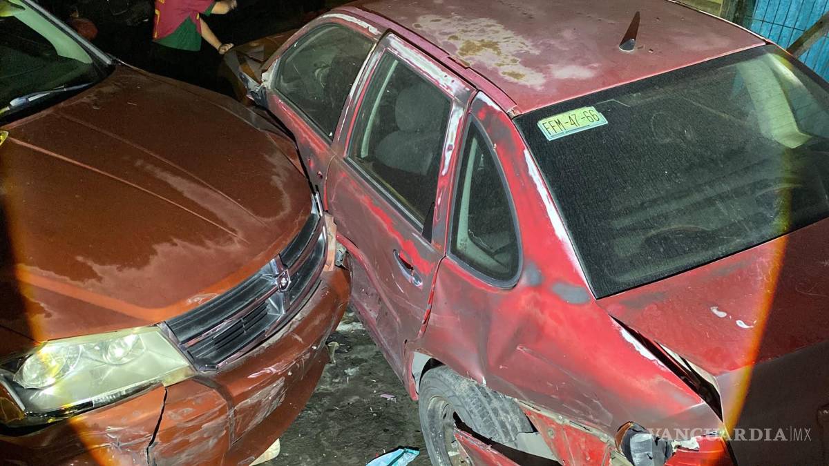 $!El vehículo Dodge terminó impactado contra dos automóviles estacionados sobre la calle Ciprés.
