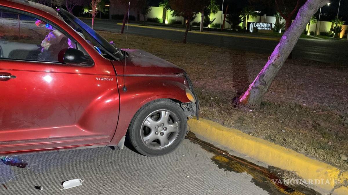 $!Tras el fuerte impacto contra el árbol, el conductor decidió abandonar la unidad y huir del lugar antes de la llegada de las autoridades municipales.