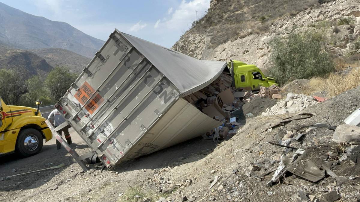 Vuelca camión con detergente en tramo Los Chorros, en Arteaga