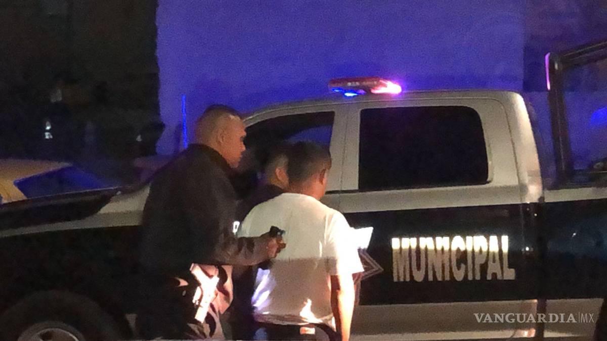 $!El conductor de la camioneta Chevrolet, presunto responsable del accidente, fue detenido por los oficiales de tránsito después del impacto.