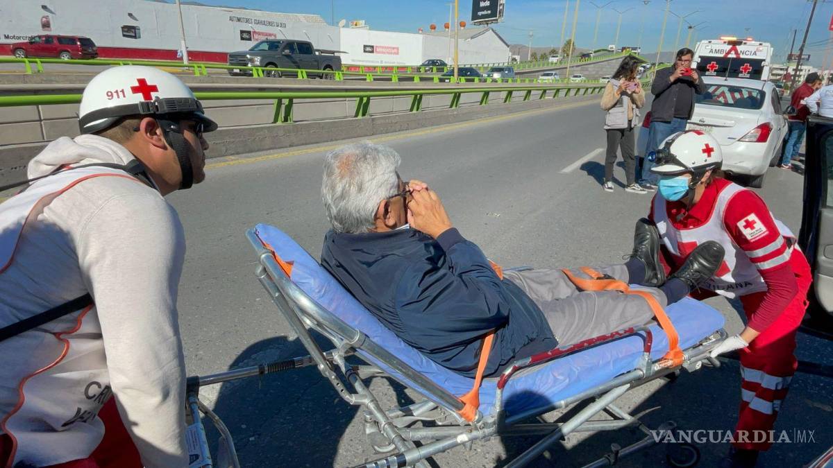 $!Personal de la Cruz Roja llegó al sitio del accidente y atendió a los participantes.
