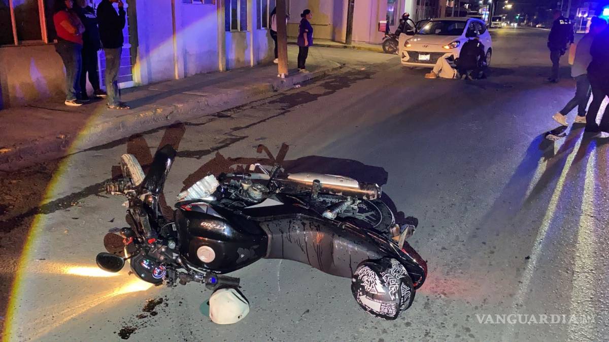 $!La motocicleta quedó sobre la carpeta asfáltica tras el fuerte impacto.