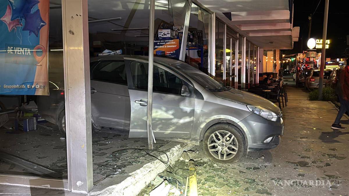 $!Los daños materiales fueron cuantiosos tanto en el vehículo como en el establecimiento afectado.