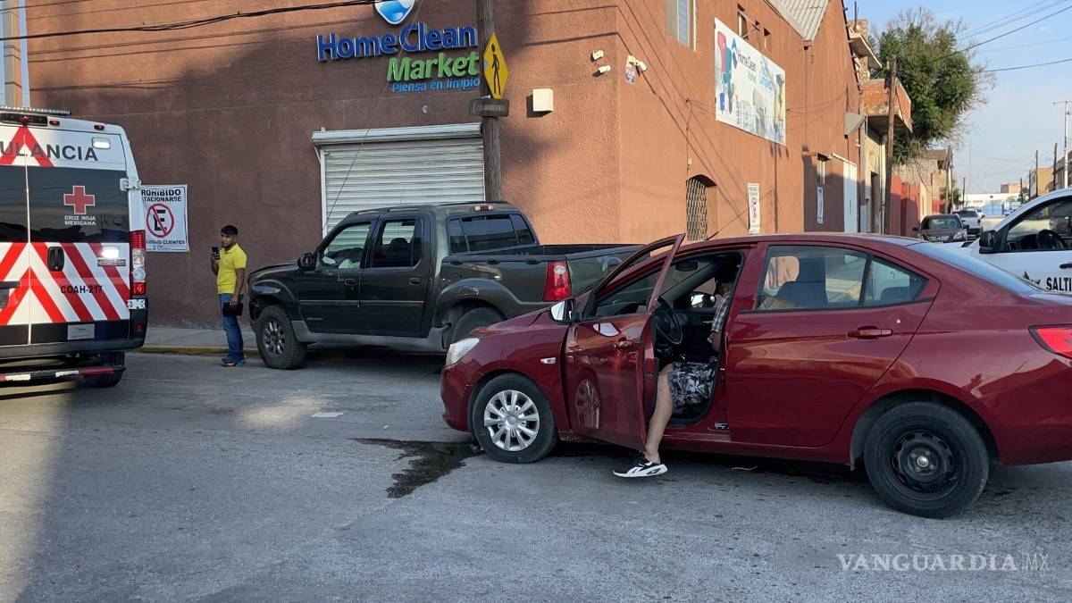 Ignora alto y provoca choque en la Zona Centro de Saltillo