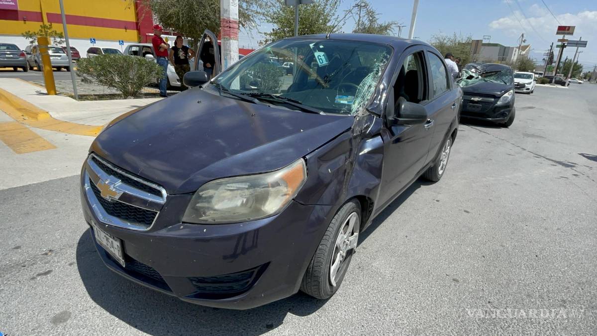 Daña eje de tráiler tres autos y operador ni se entera, en periférico de Saltillo
