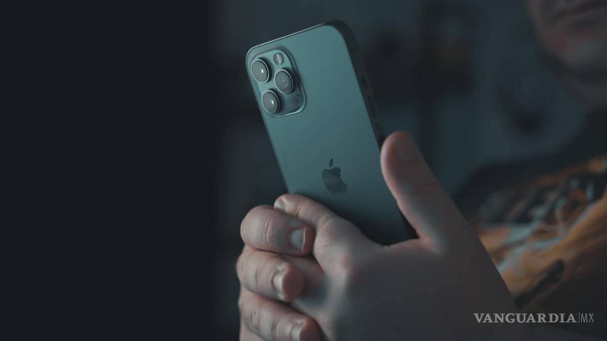 $!Por mucho que nos lamentemos de la relación obsesiva, agonizante y necesitada que nuestros hijos tienen con sus teléfonos, es este el que nos permite a los padres despreocuparnos.