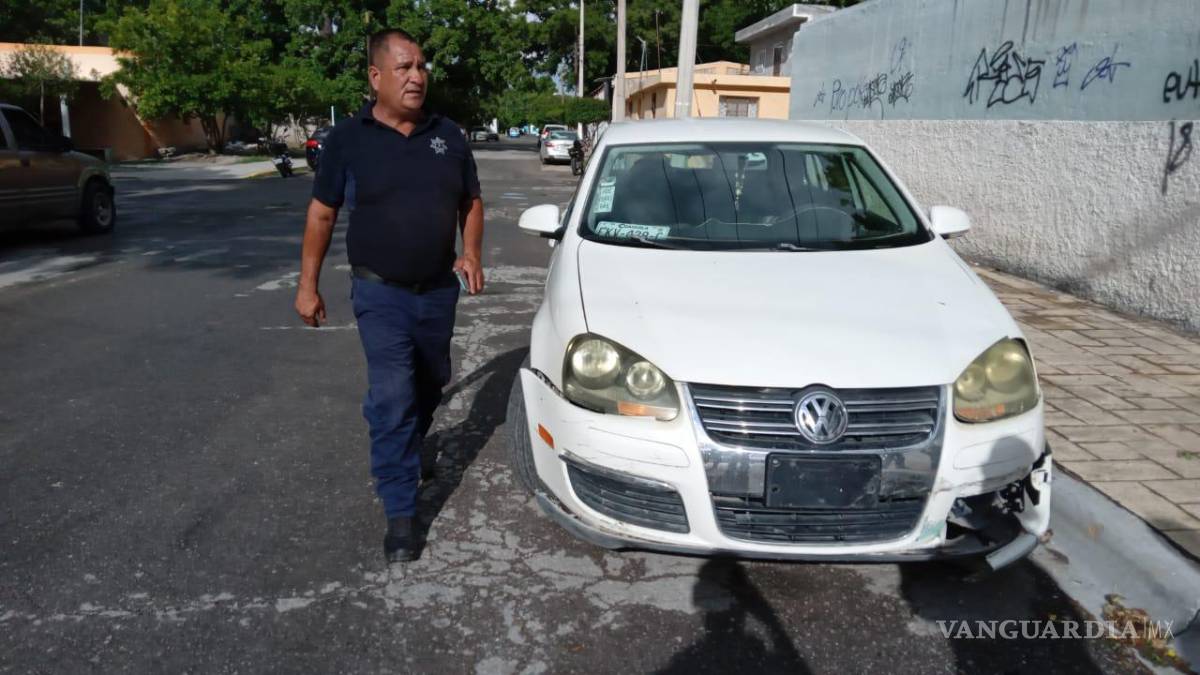 $!El vehículo Volkswagen fue golpeado por ambos costados por las motos.