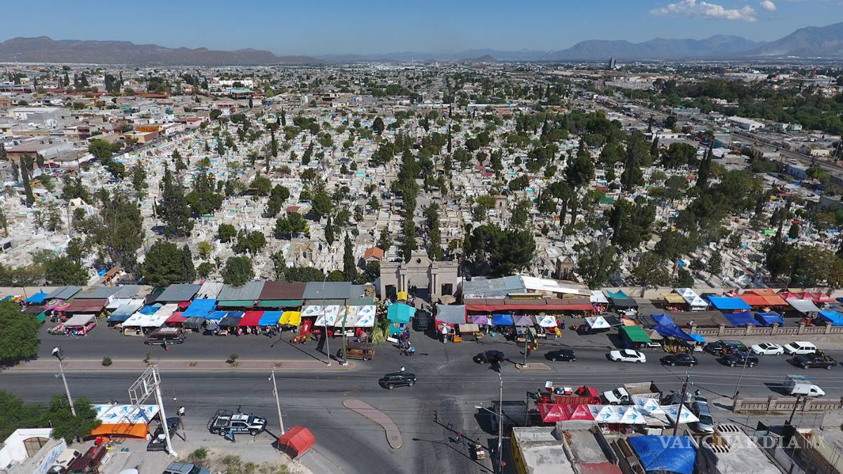 $!Llenan de vida los panteones en Saltillo (Fotos)