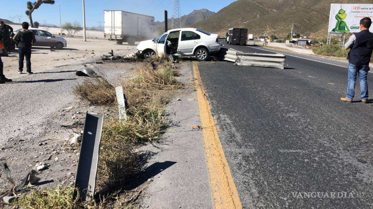 Dos heridos deja choque contra valla de contención en la carretera Monterrey-Saltillo