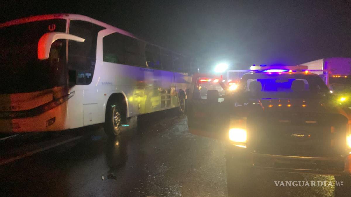 Autobús se incendia en la carretera 57 de Arteaga; transportaba alumnos a un viaje de estudios