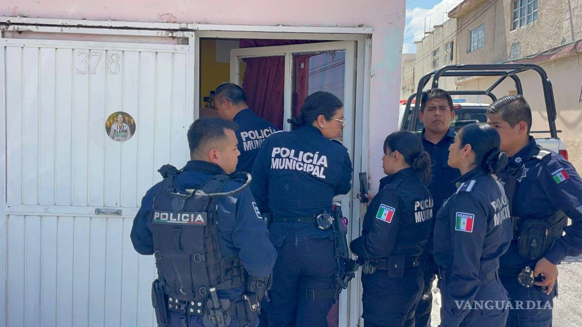 $!Minutos después del reporte, familiares del adulto mayor llegaron al domicilio e informaron que la noche anterior lo habían visitado para llevarle alimentos y realizar labores de limpieza en la vivienda.