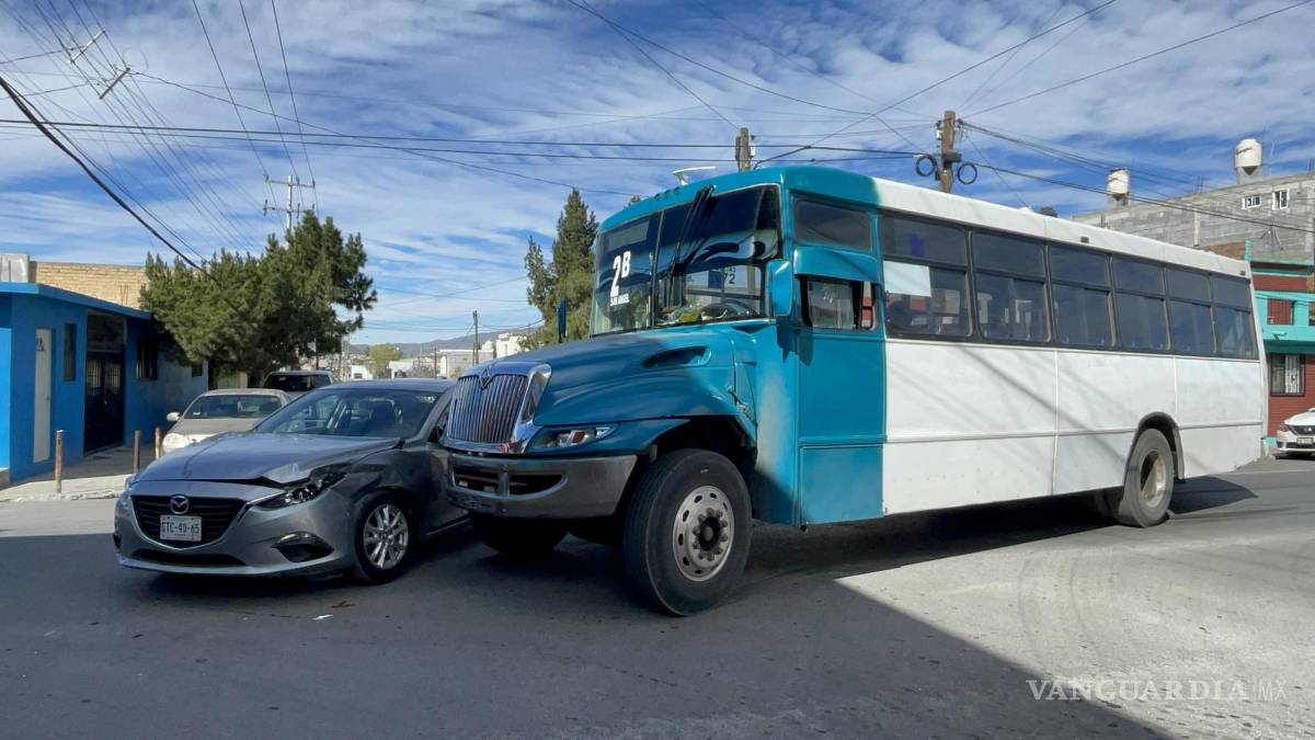 Saltillo: imprudente mujer se le atraviesa a ruta 2B