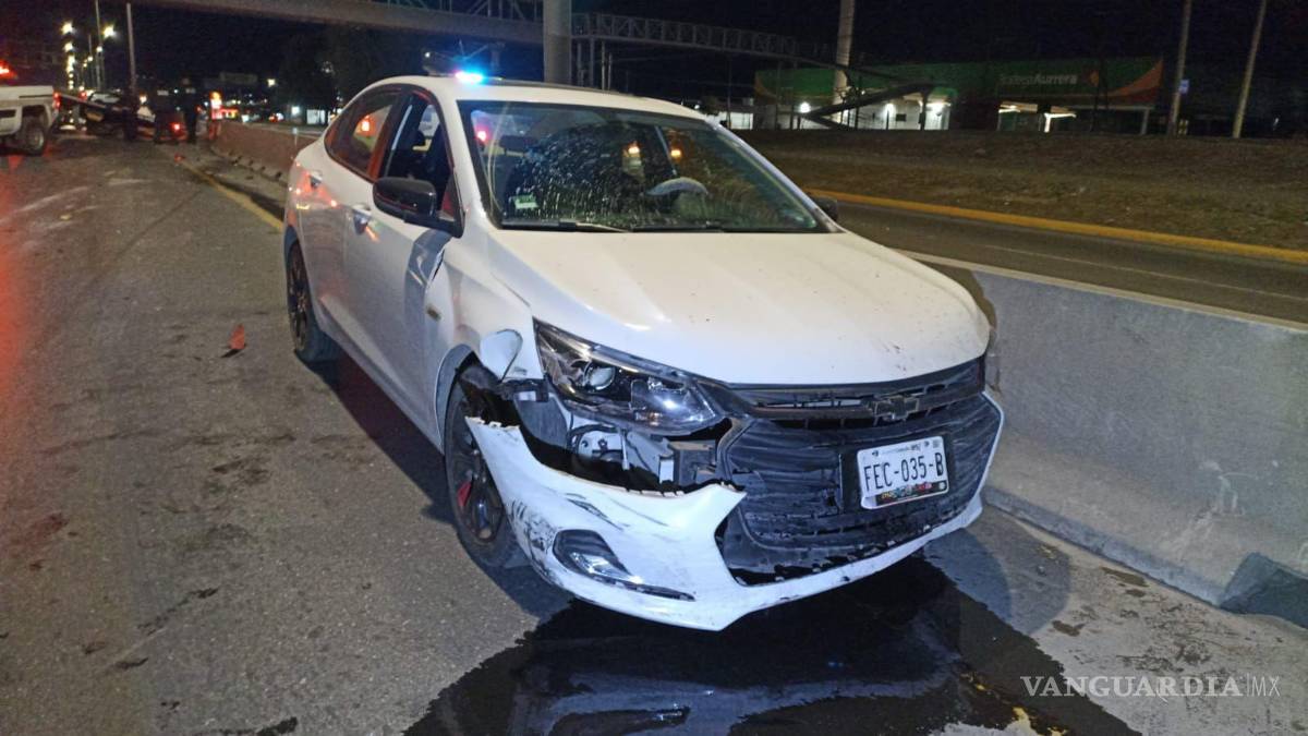 $!Elementos de tránsito municipal acudieron al lugar para tomar conocimiento de los hechos y gestionar el tráfico tras el grave percance vial.