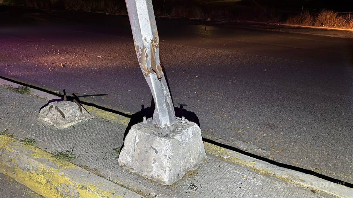 $!La luminaria quedó derribada luego de que el vehículo se proyectara contra ella.