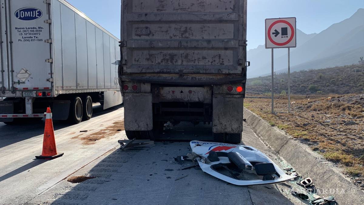 Salta de camión en llamas y fallece al caer y golpearse la cabeza en la Saltillo-Monterrey