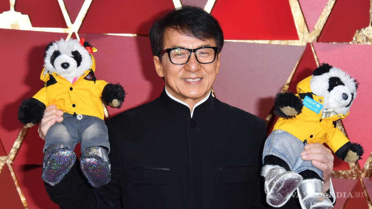 Jackie Chan asistió a los Oscar con dos osos panda