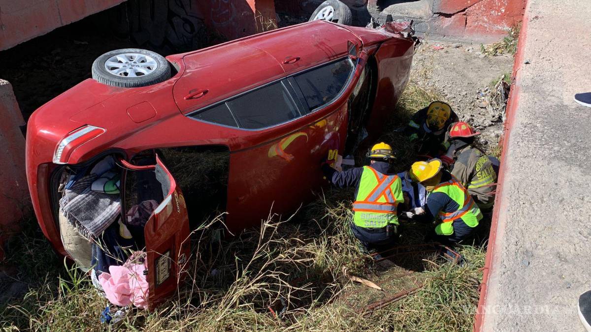 $!La mujer fue trasladada a un hospital para recibir atención tras el accidente.