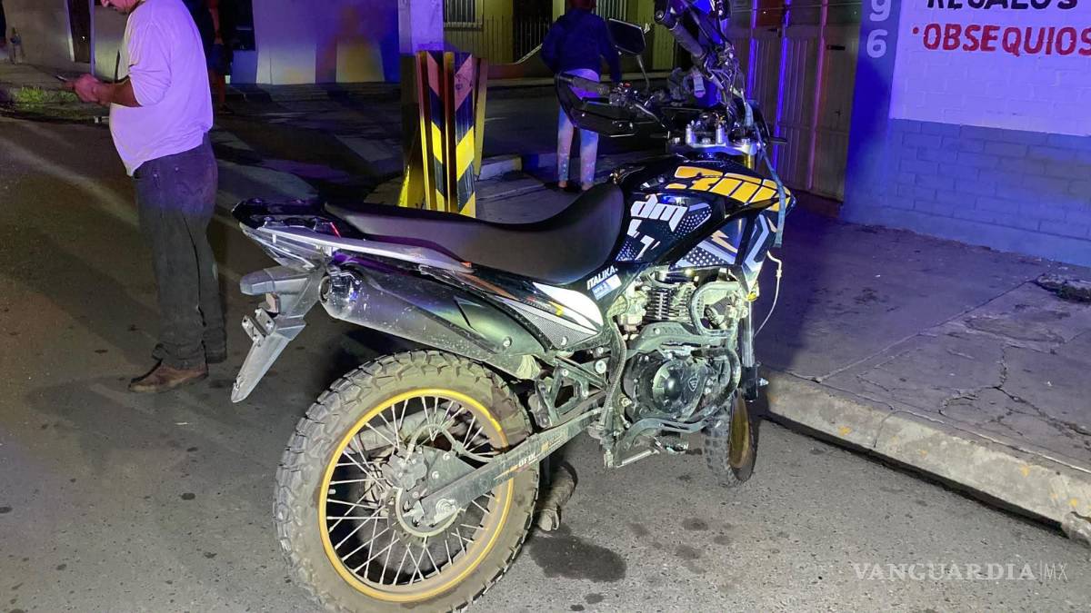 $!Un joven motociclista de 24 años resultó con fracturas en ambas piernas luego de presuntamente ignorar un señalamiento de alto e impactarse contra un automóvil que circulaba con vía preferencial en calles de la colonia La Madrid.