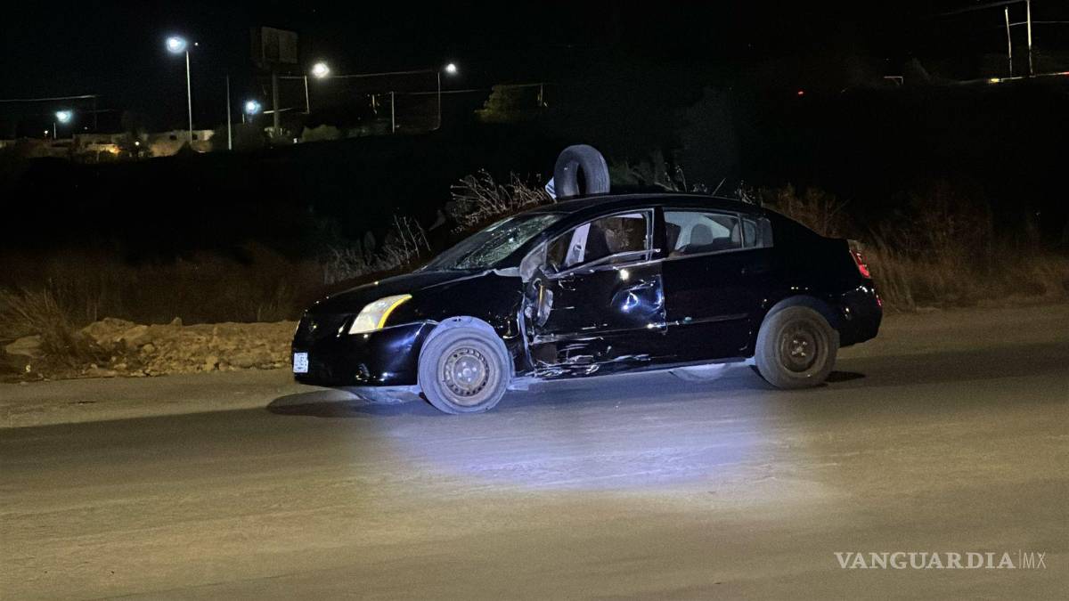 $!El conductor del automóvil, un hombre de 35 años identificado como Jaime, fue detenido por elementos de Tránsito Municipal.