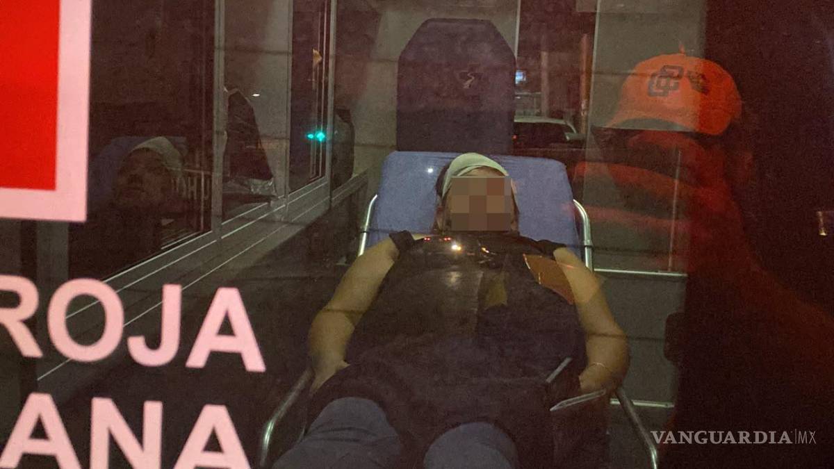 $!La mujer lesionada fue trasladada de urgencia a la Clínica 1 del IMSS tras recibir atención prehospitalaria por parte de la Cruz Roja.
